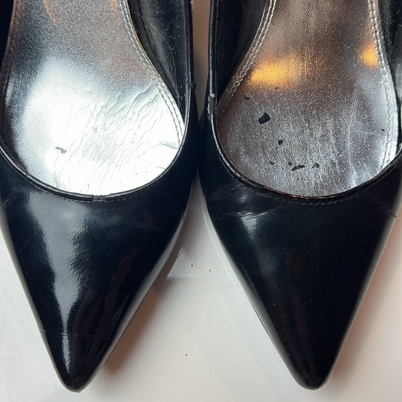 🖤WHITE HOUSE BLACK MARKET SHINY BLACK LEATHER 4’ HEELS SIZE 7 MEDIUM 🖤 - Picture 5 of 16
